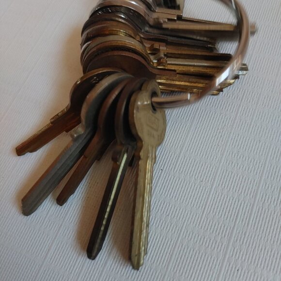 LOT of Vintage Keys 25 Dominion Lock Montreal - Picture 6 of 7